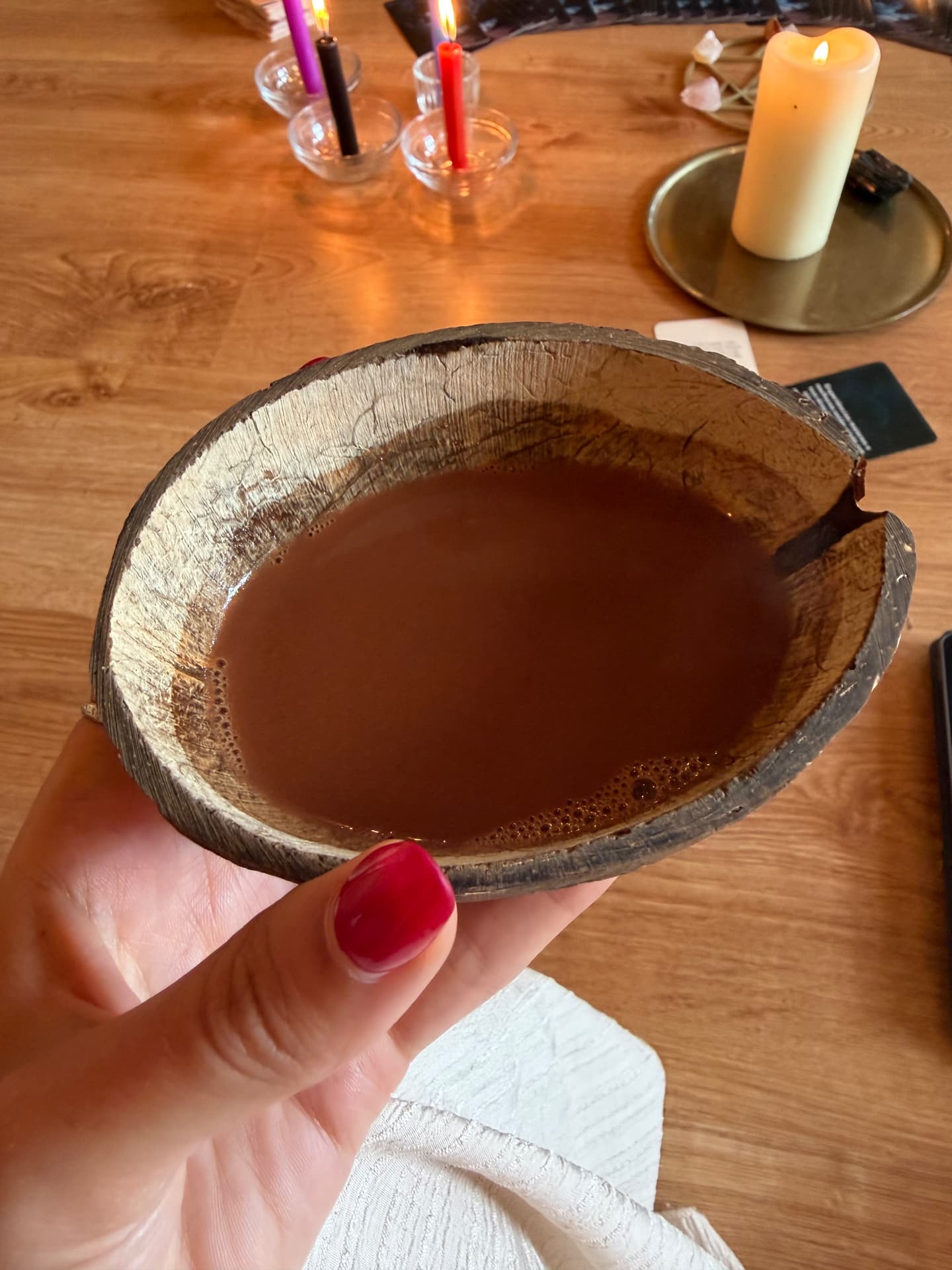 Tigela de coco com cacau quente, preparada em ritual